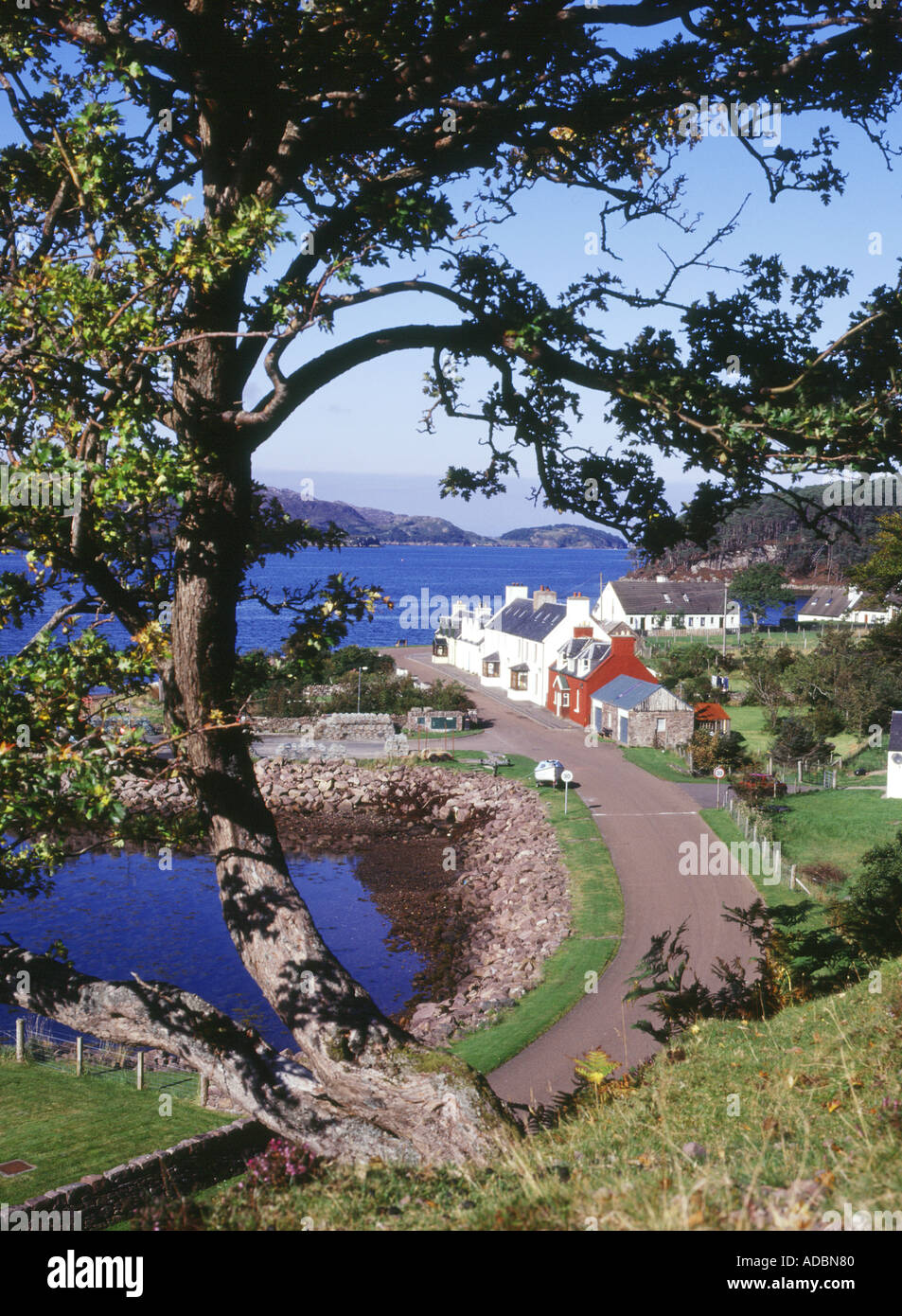 dh SHIELDAIG ROSS CROMARTY Village Loch Shielddaig highlands écossais Wester Ross Highlands écosse côte nord 500 route A896 Banque D'Images