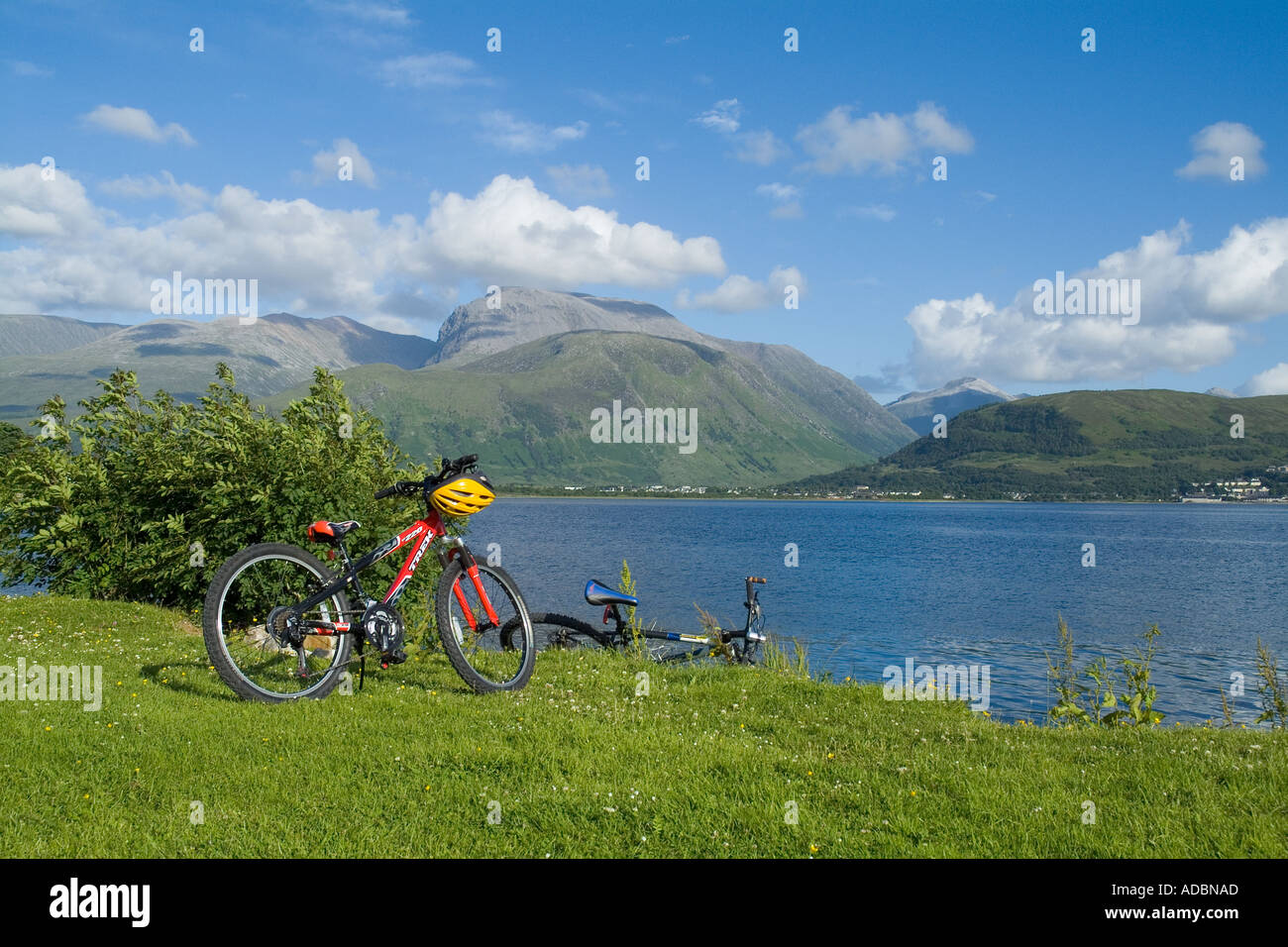 Dh le Loch Linnhe CORPACH INVERNESSSHIRE Ben Nevis Vélos vtt shore ecosse parqué dans cycliste highlands Banque D'Images