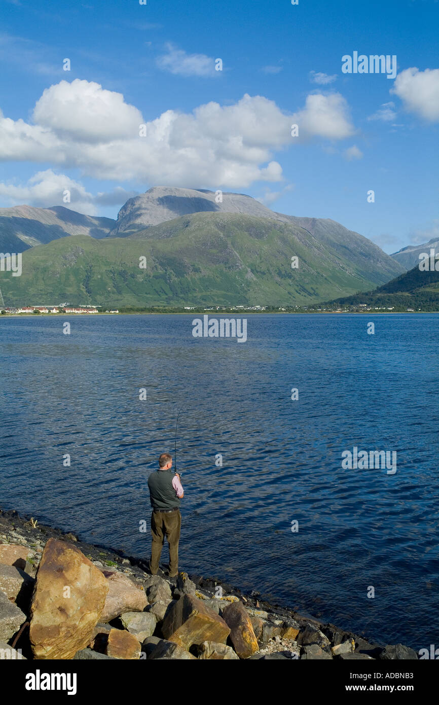 Dh CORPACH INVERNESSSHIRE Homme pêchant dans le Loch Linnhe, Fort William et Ben Nevis mountain Banque D'Images