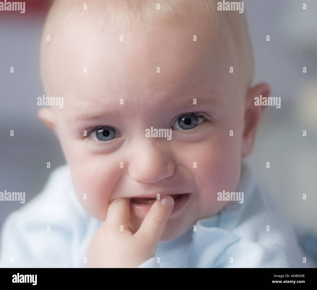 Bébé garçon de 9 mois, avec des larmes dans ses yeux Banque D'Images