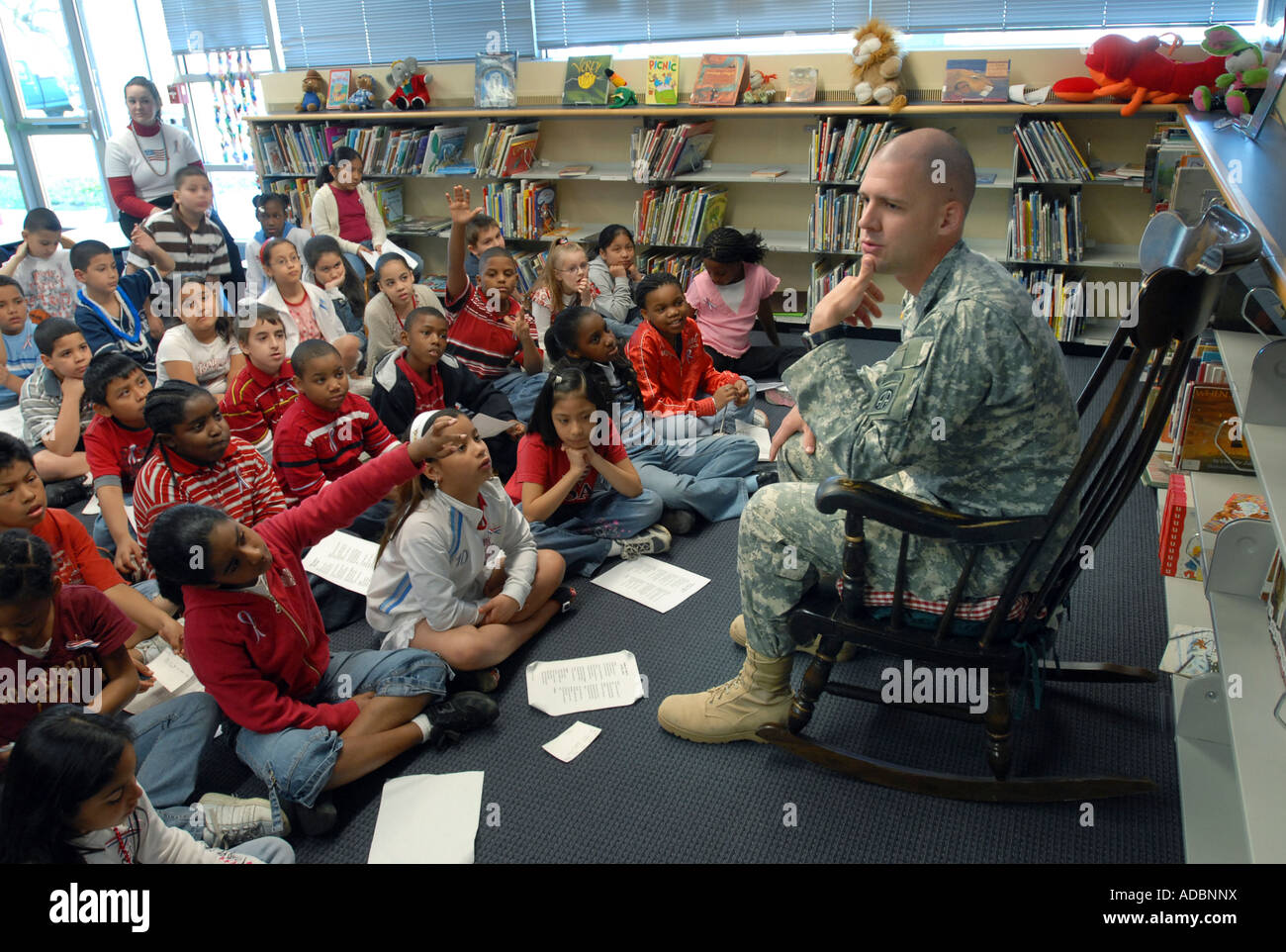 Un soldat américain, parle aux enfants de l'école après son retour de la guerre en Irak Banque D'Images