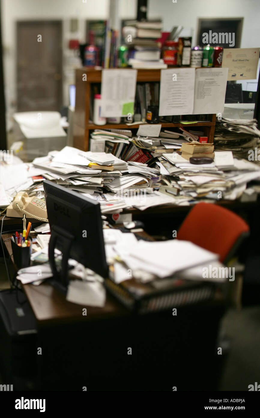 Un bureau malpropre avec beaucoup de paperasse Photo Stock - Alamy