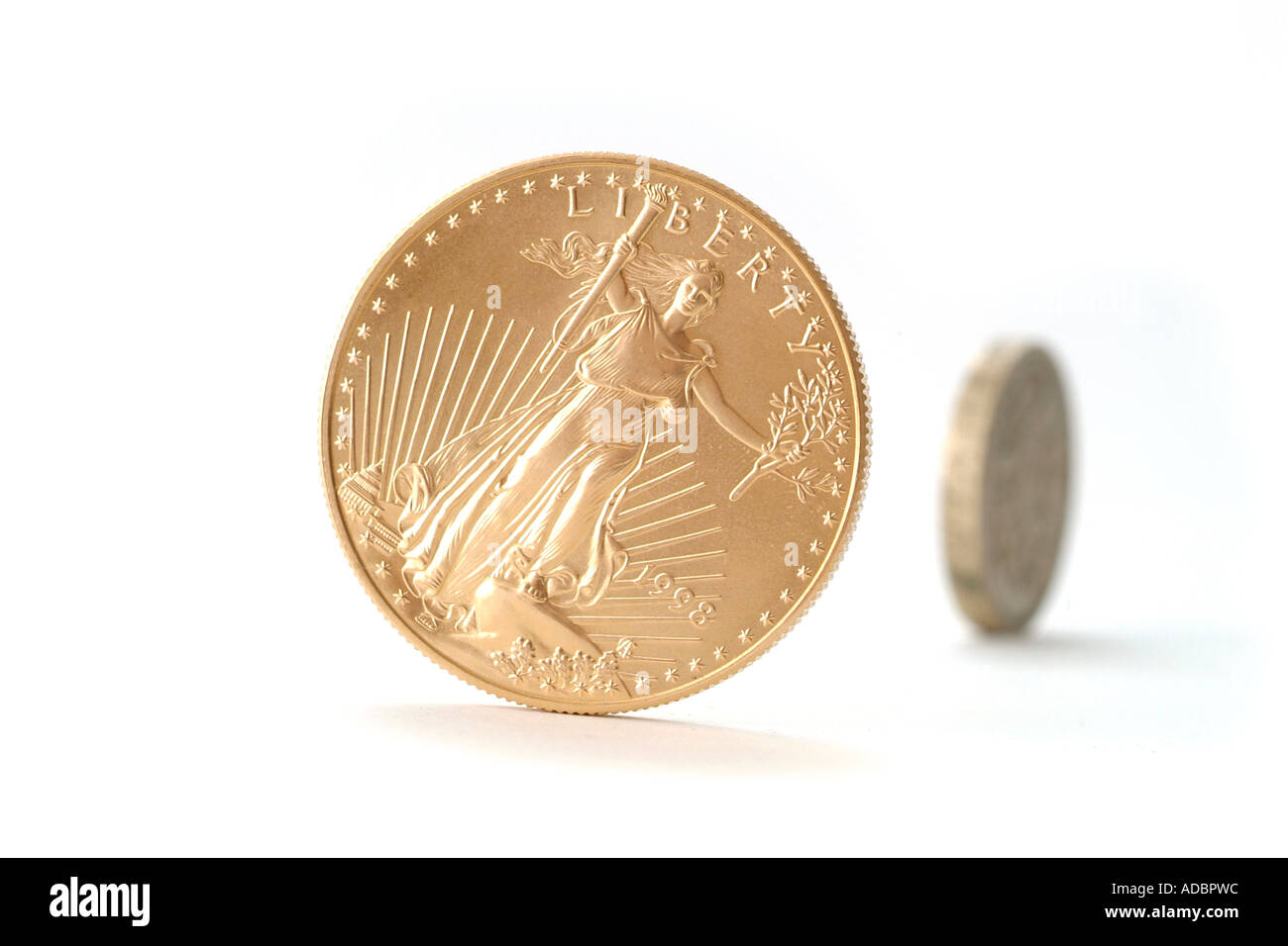Pièce d'or et nous la livre sterling pièce sur toile fond blanc Banque D'Images