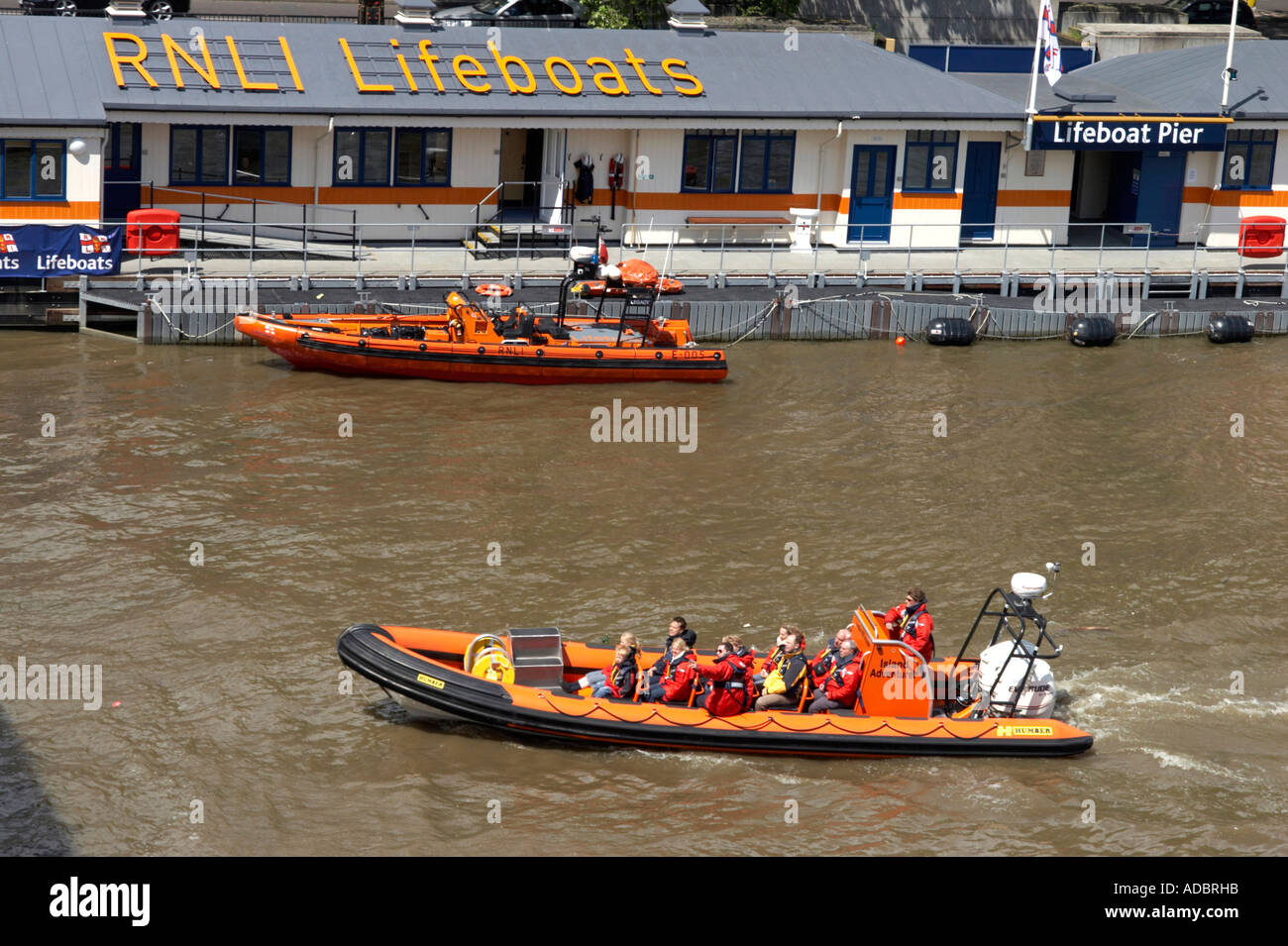 La station de sauvetage de la RNLI lifeboat pier RIB sur Tamise London England UK Banque D'Images