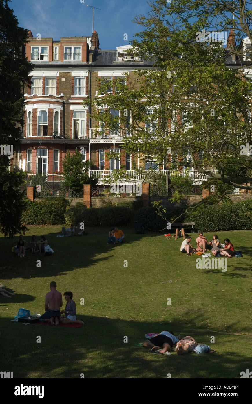 Richmond upon Thames Surrey England 2007 Touristes jardins en terrasse bénéficiant d''un après-midi d'été ensoleillé Banque D'Images