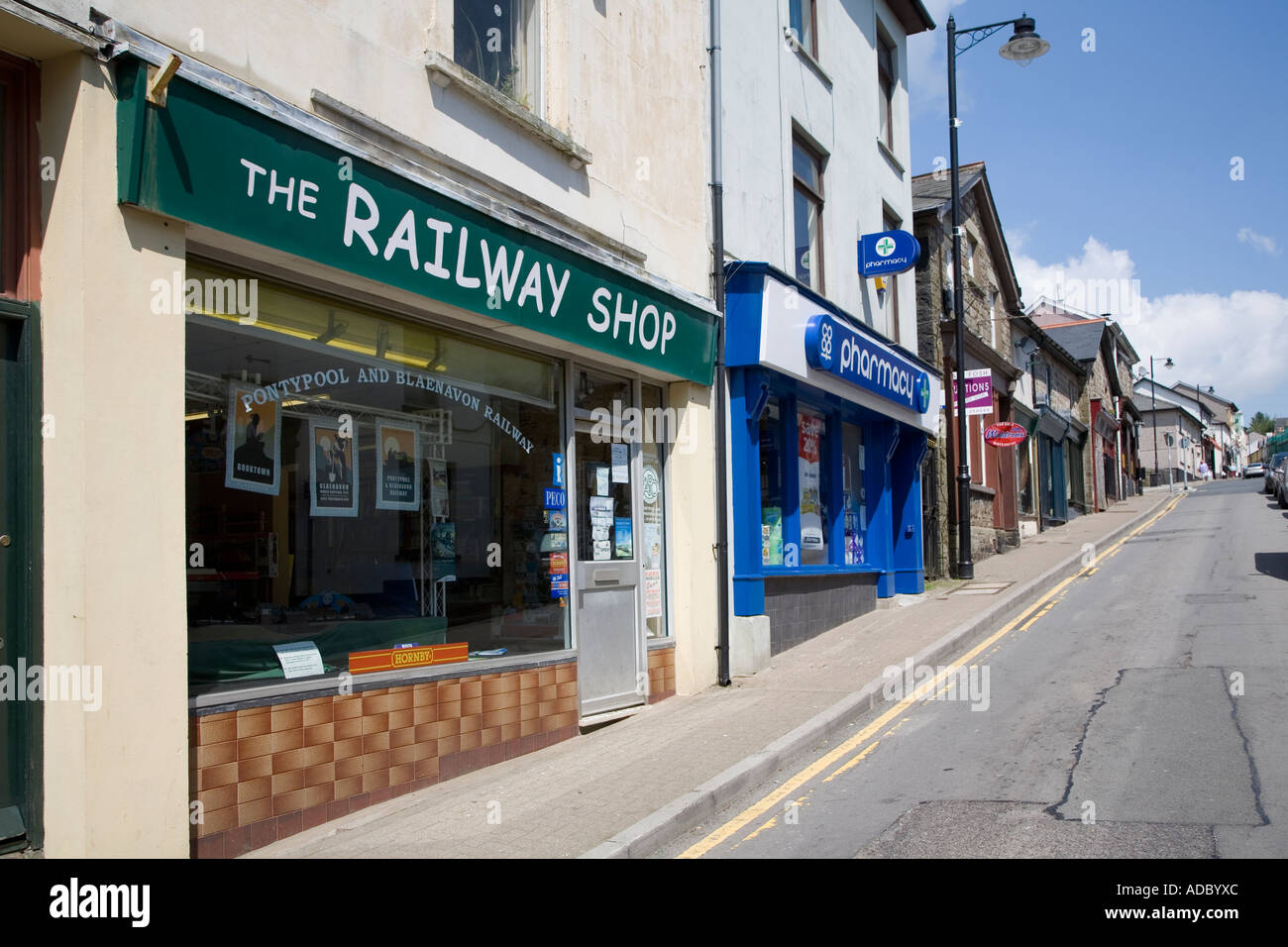 Rue avec boutiques dans Samatan Wales UK Banque D'Images