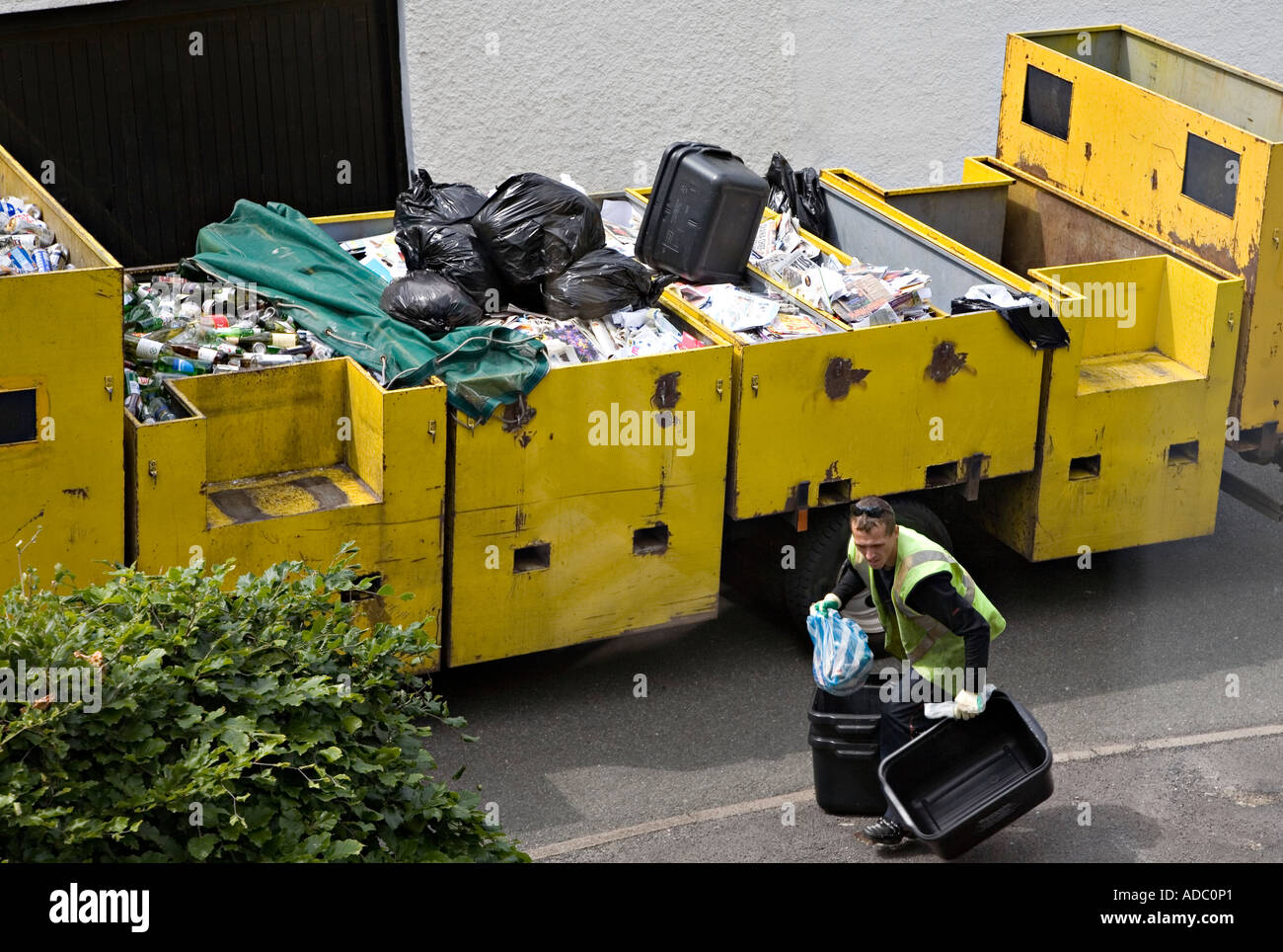 La collecte des déchets recyclés à partir de l'homme combattre pour trier en camion spécialiste Abergavenny Pays de Galles UK Banque D'Images