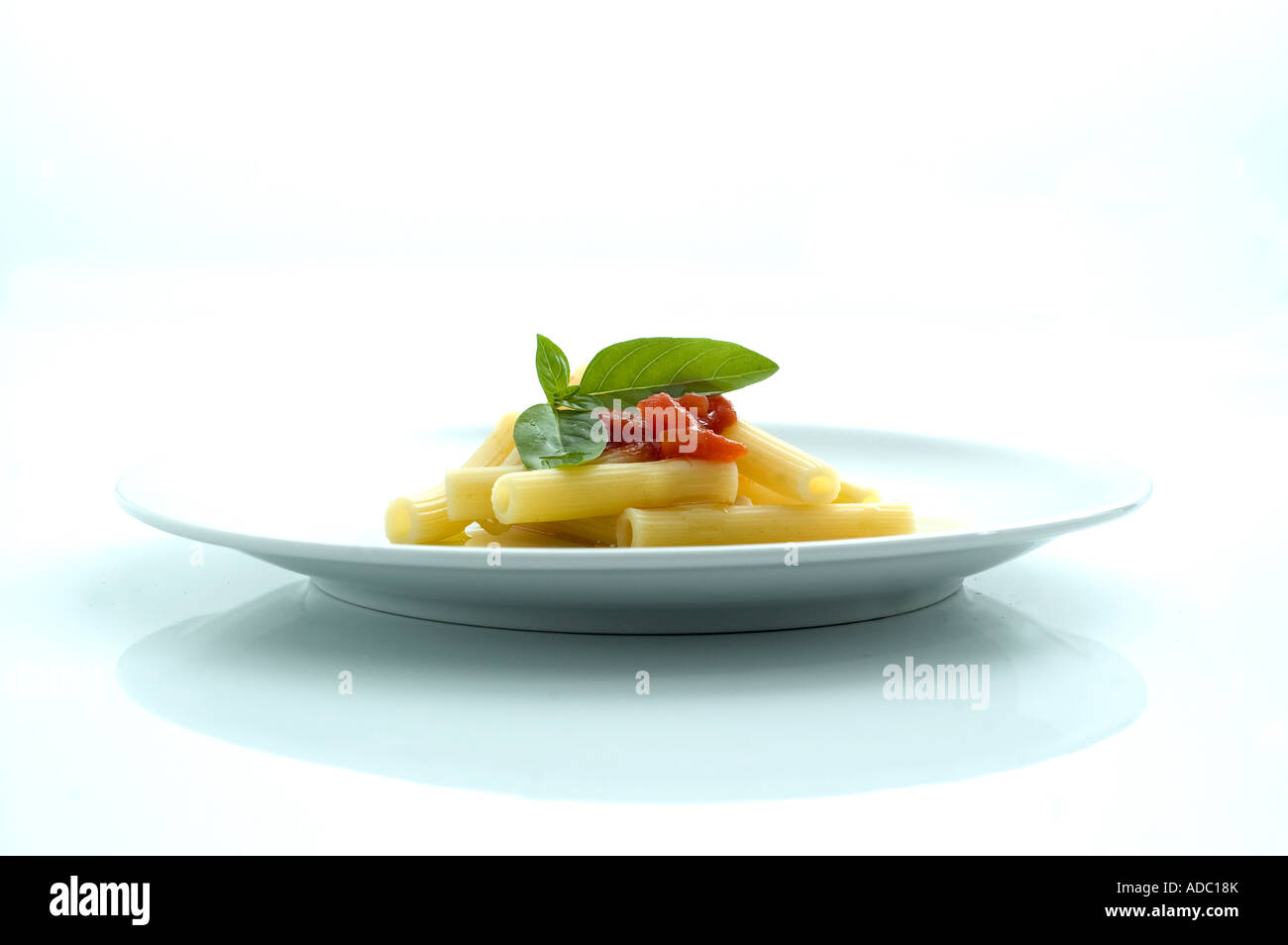 Un plat de pâtes rigatoni à la sauce tomate et basilic Banque D'Images