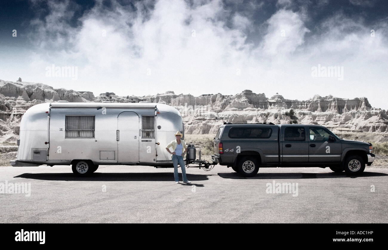 Comme l'image de carte postale vintage airstream, Bad Lands Dakota du Sud avec l'écoulement de l'air ciel orageux Banque D'Images