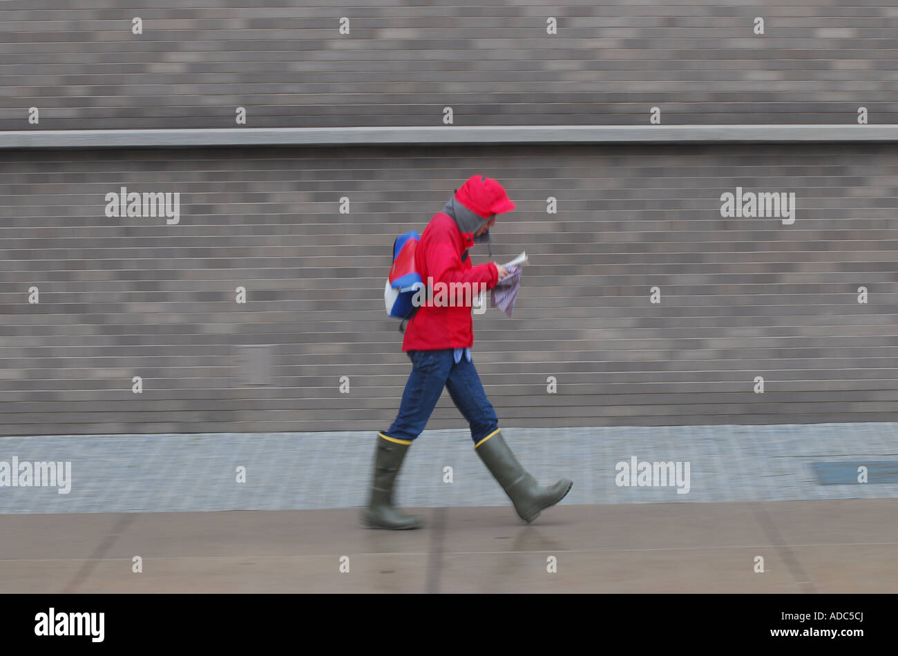 Personnes marchant sous la pluie La météo Banque D'Images