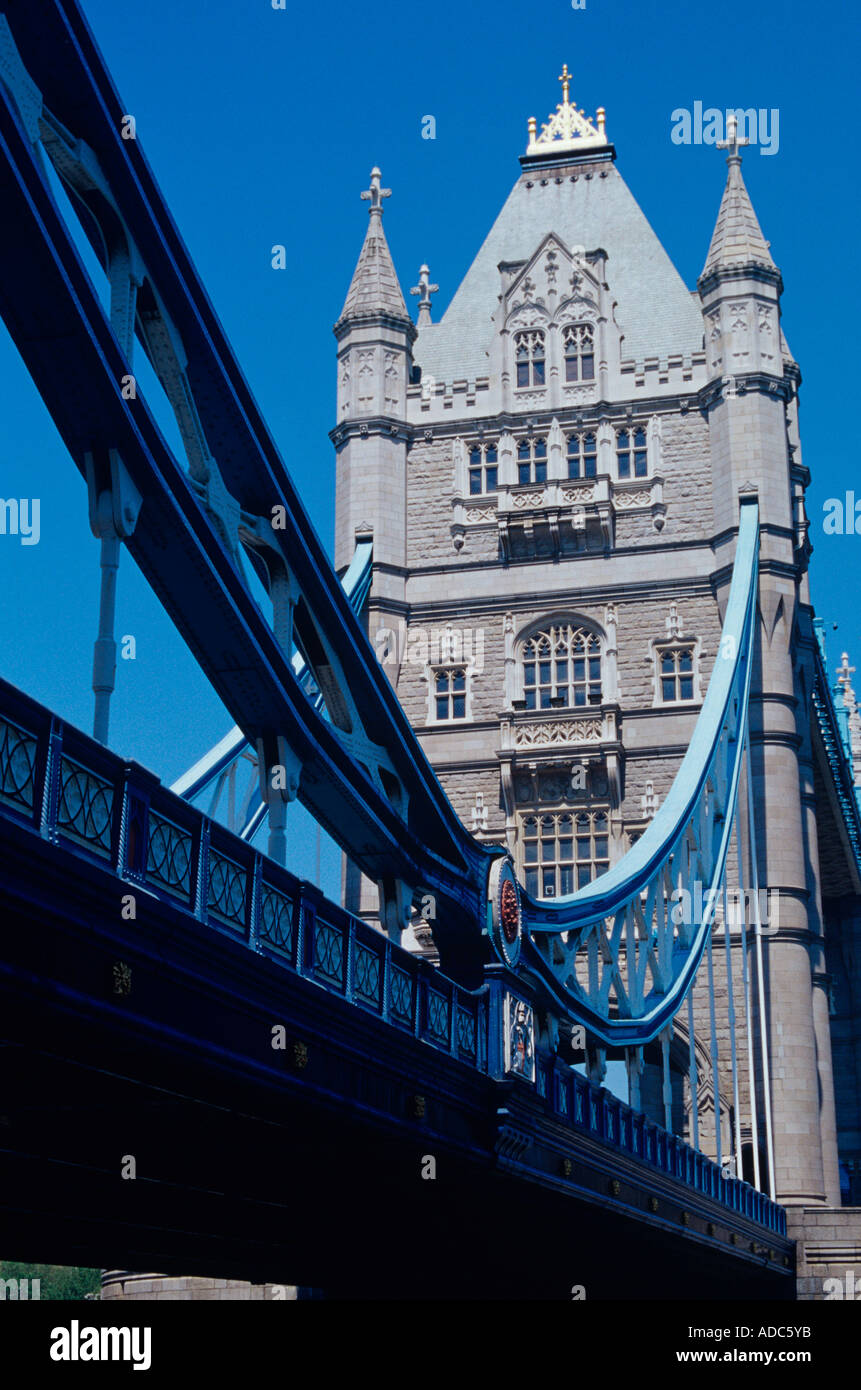 Vue sur le Tower Bridge depuis le dessous de l'échelle et la dynamique donnant London England uk Banque D'Images