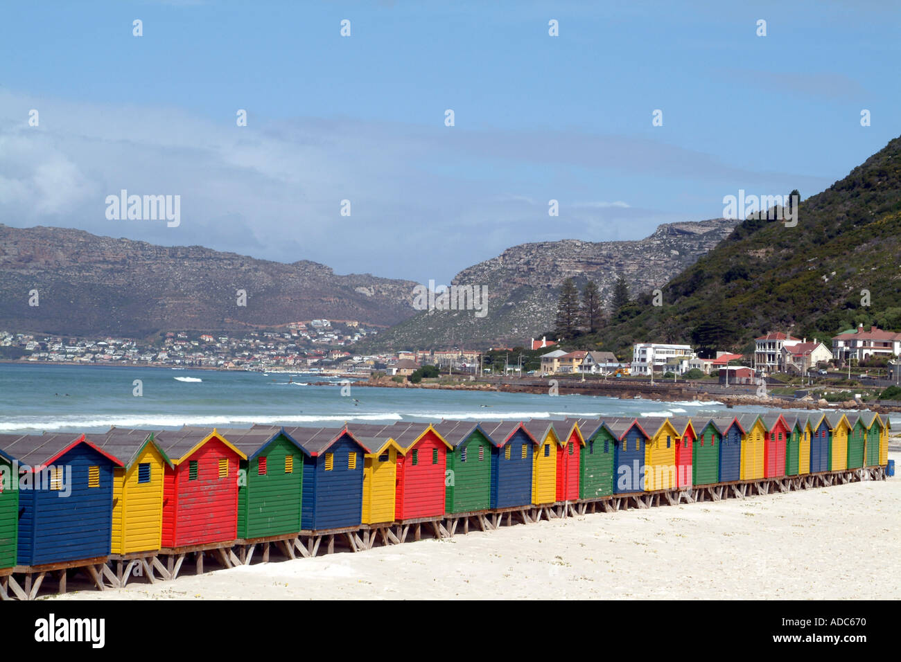 Muizenberg cabines de plage aux couleurs de l'Afrique du Sud près de False Bay Cape Town RSA Banque D'Images