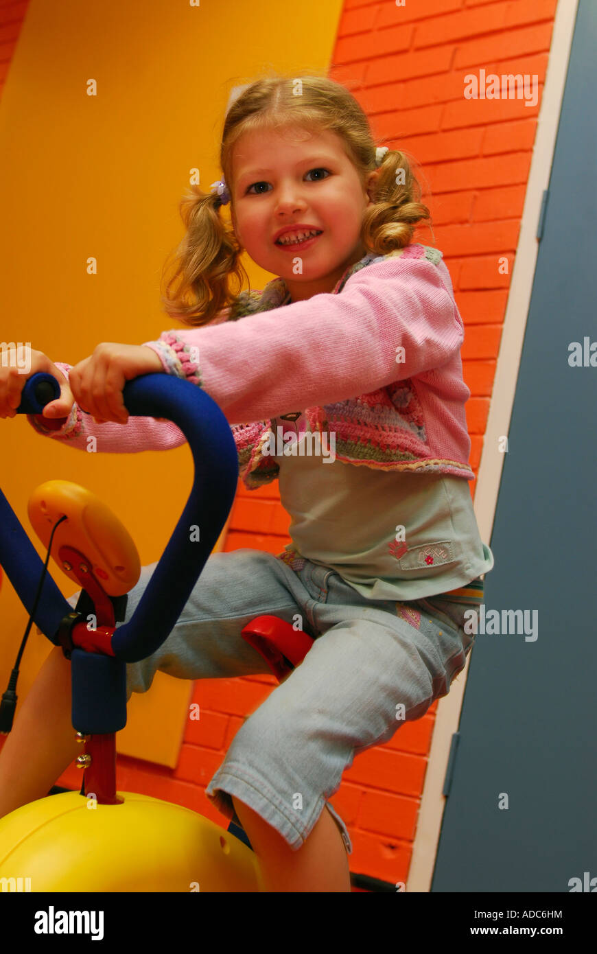 4 ans, fille d'un centre de loisirs, à l'exercice sur bicyclette, Brixton, London, UK. Banque D'Images