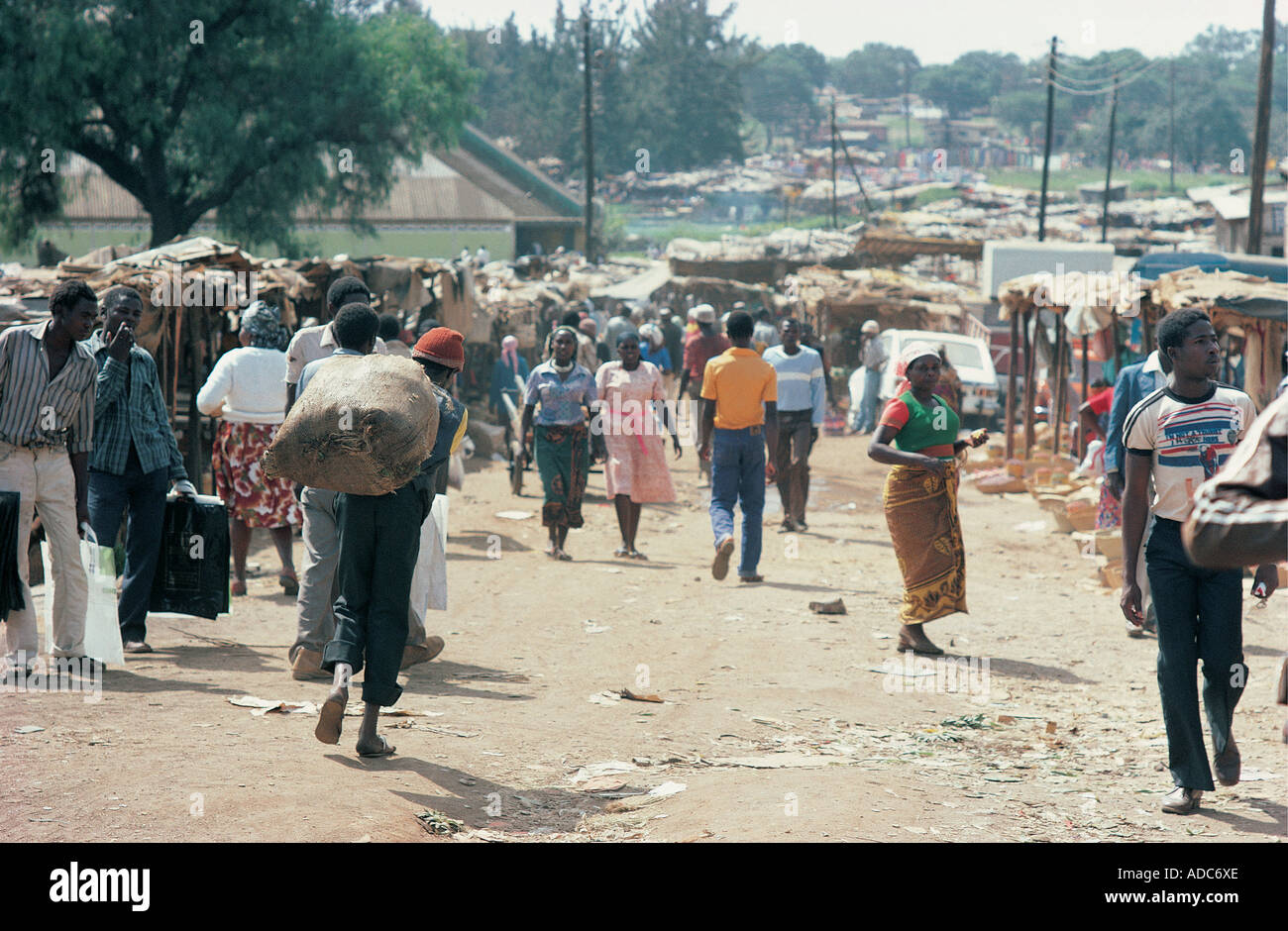 Une rue non goudronnée occupé la saleté dans l'un des pauvres des