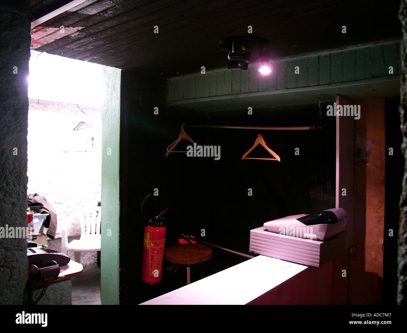 Un vestiaire vide avec cintres till et prêt pour vous dans une boîte de nuit  dans le sud de la france Photo Stock - Alamy