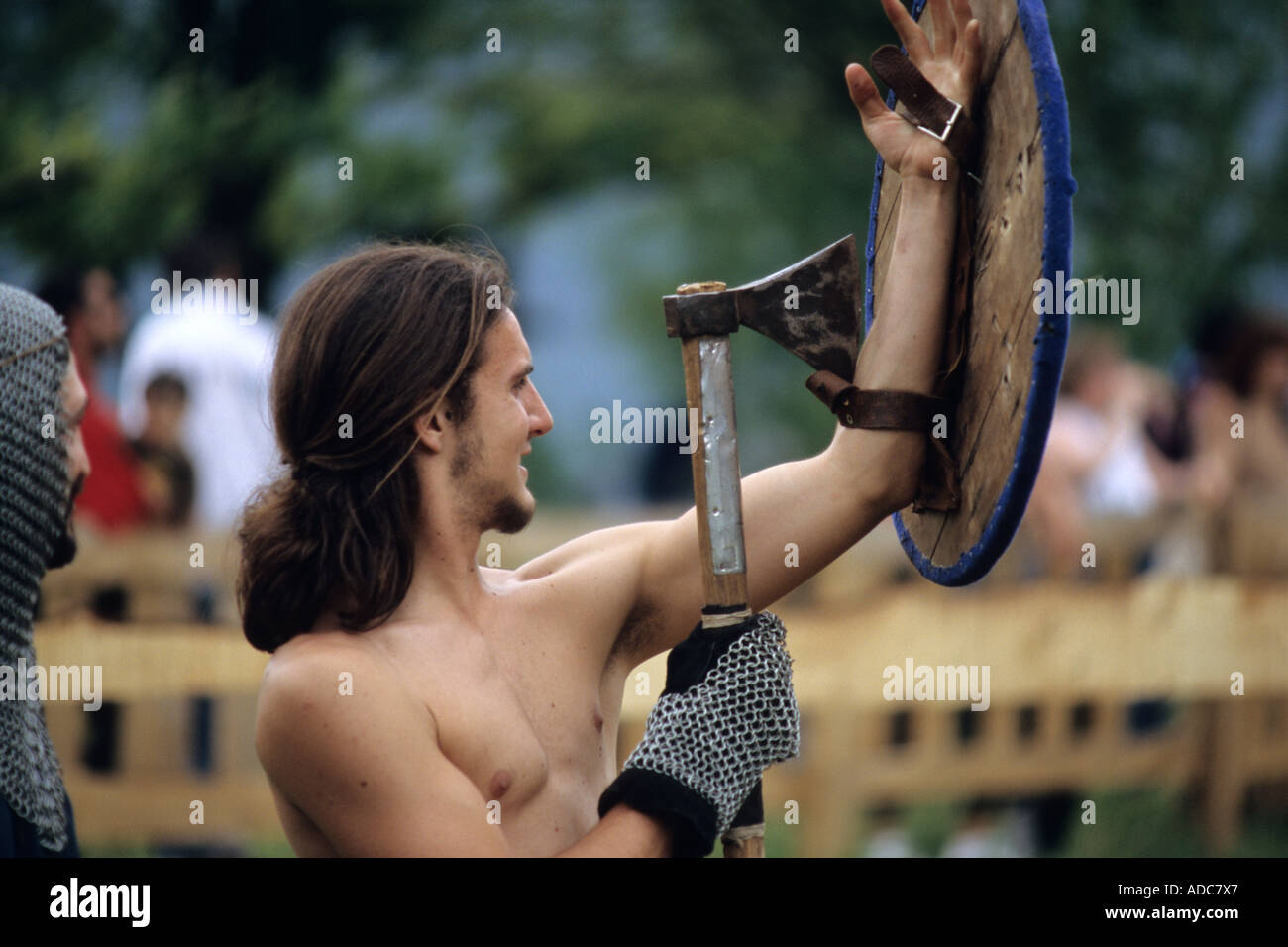 Un combat de chevalerie au traditionnel rappel historique du Moyen Âge, la vente Marasino, Italie Banque D'Images