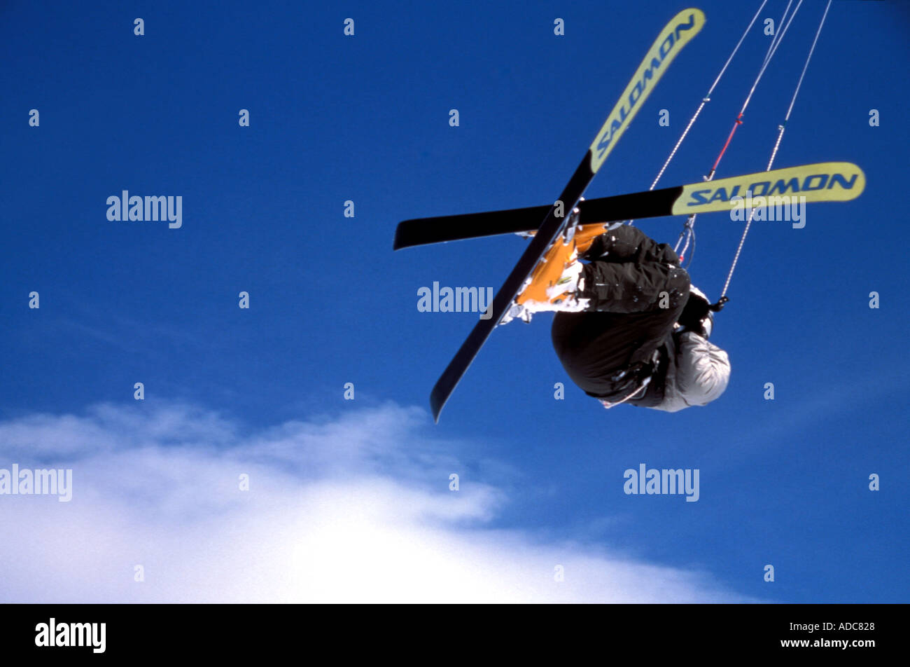 Skieur effectuant un stunt Kite à Crow Yukon Canada Banque D'Images