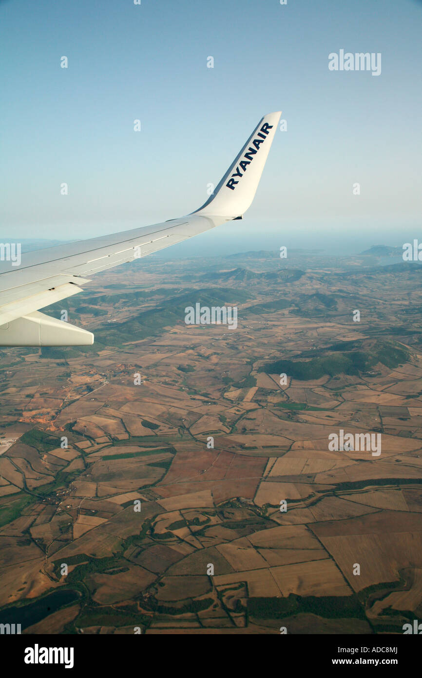 Aile d'un avion de Ryanair sur Alghero, Sardaigne, Italie Banque D'Images