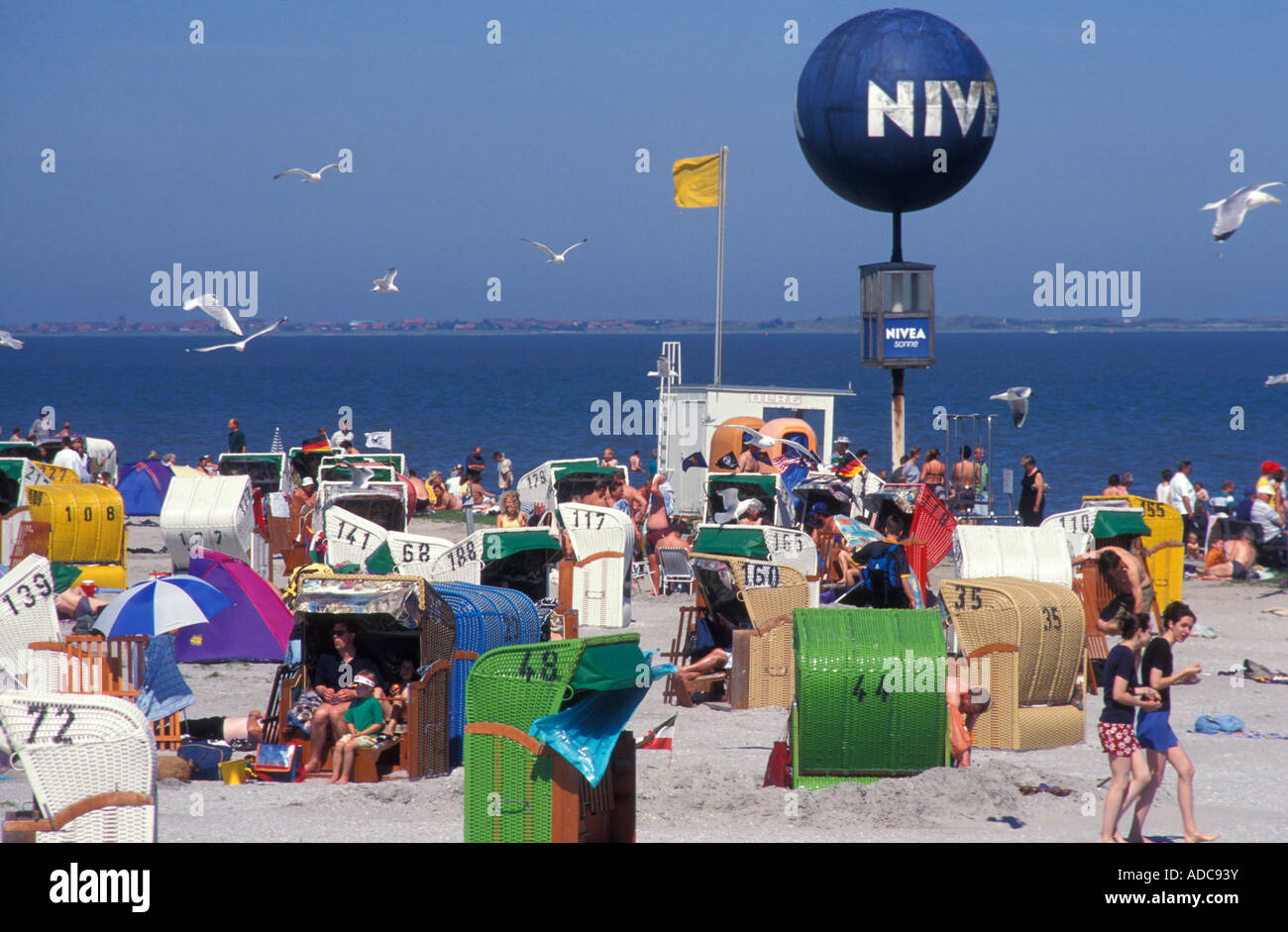 La vie à la plage sur la plage de Dornumersiel North Sea Coast Allemagne Basse-saxe Banque D'Images