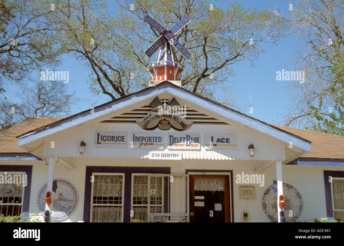 Old Town Spring Texas USA Dutch Boutique avec moulin Banque D'Images Old Town Spring Texas USA Dutch Boutique avec moulin Banque D'Images