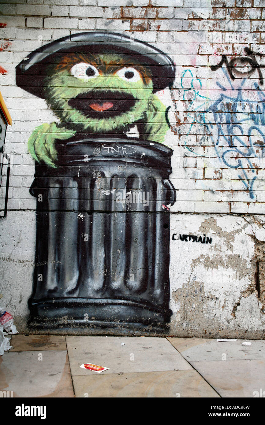 Oscar le Grouch peint sur un mur dans Old Street, Londres Banque D'Images
