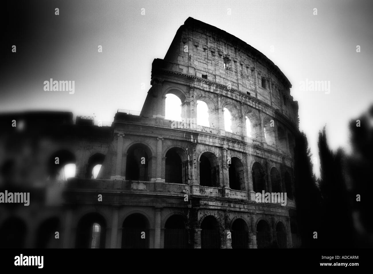 La lumière du soleil qui brillait à travers les ouvertures dans le Colisée, Rome, Italie en noir et blanc Banque D'Images