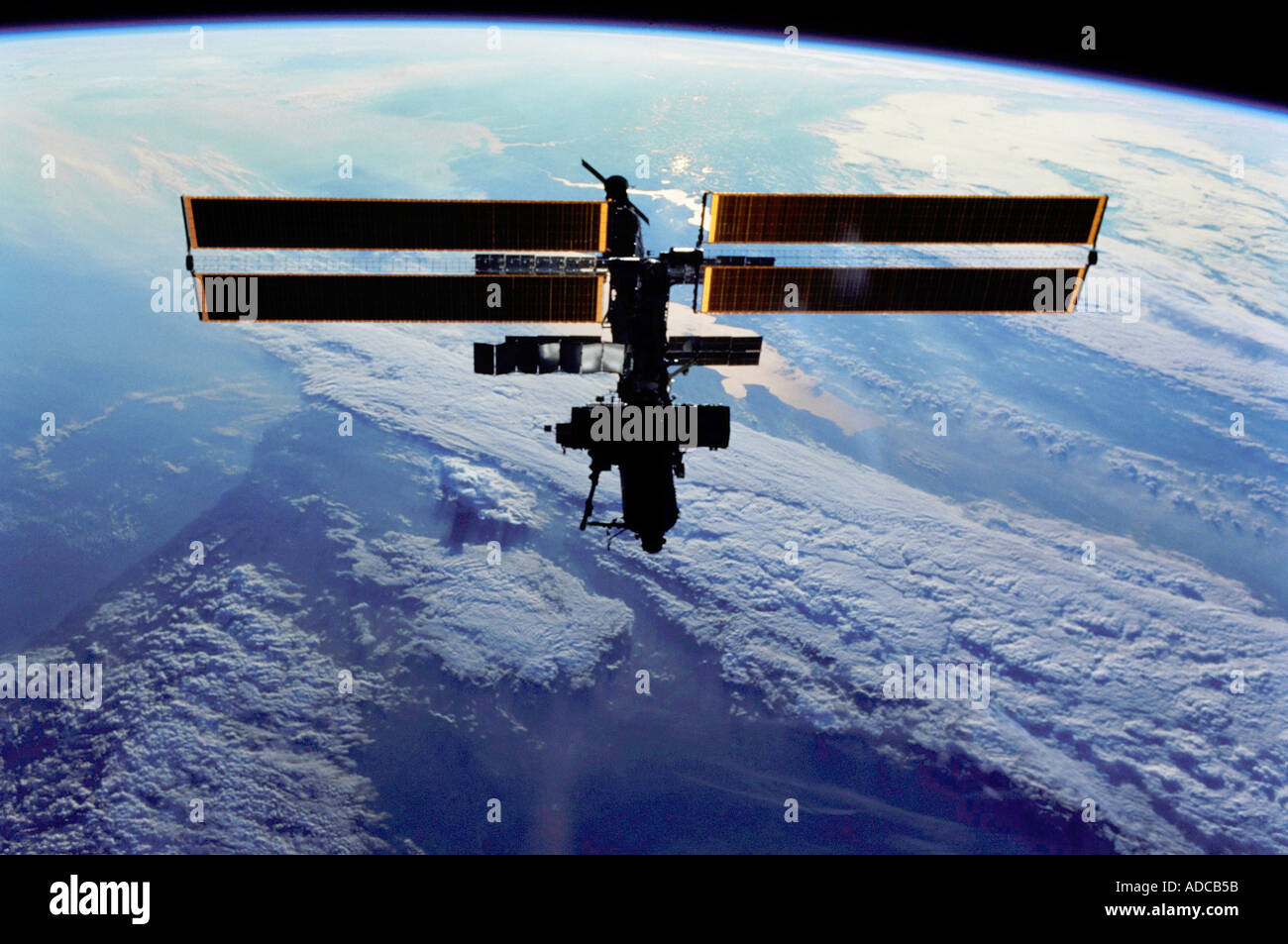 Satellite dans l'espace au-dessus de la Terre en orbite Banque D'Images