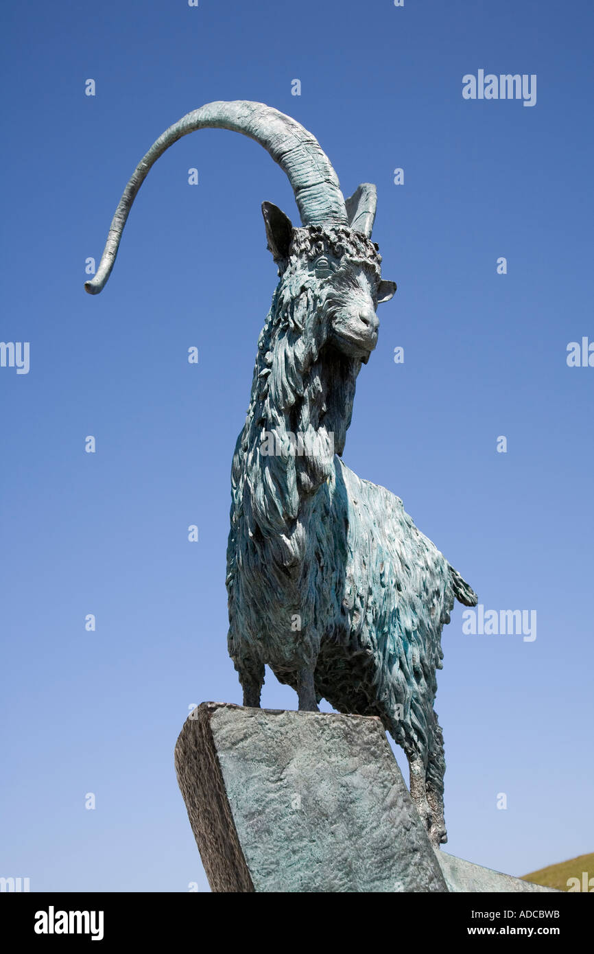 Sculpture de chèvre sauvage par l'artiste Graham forte au centre d'un grand orme Wales UK Banque D'Images