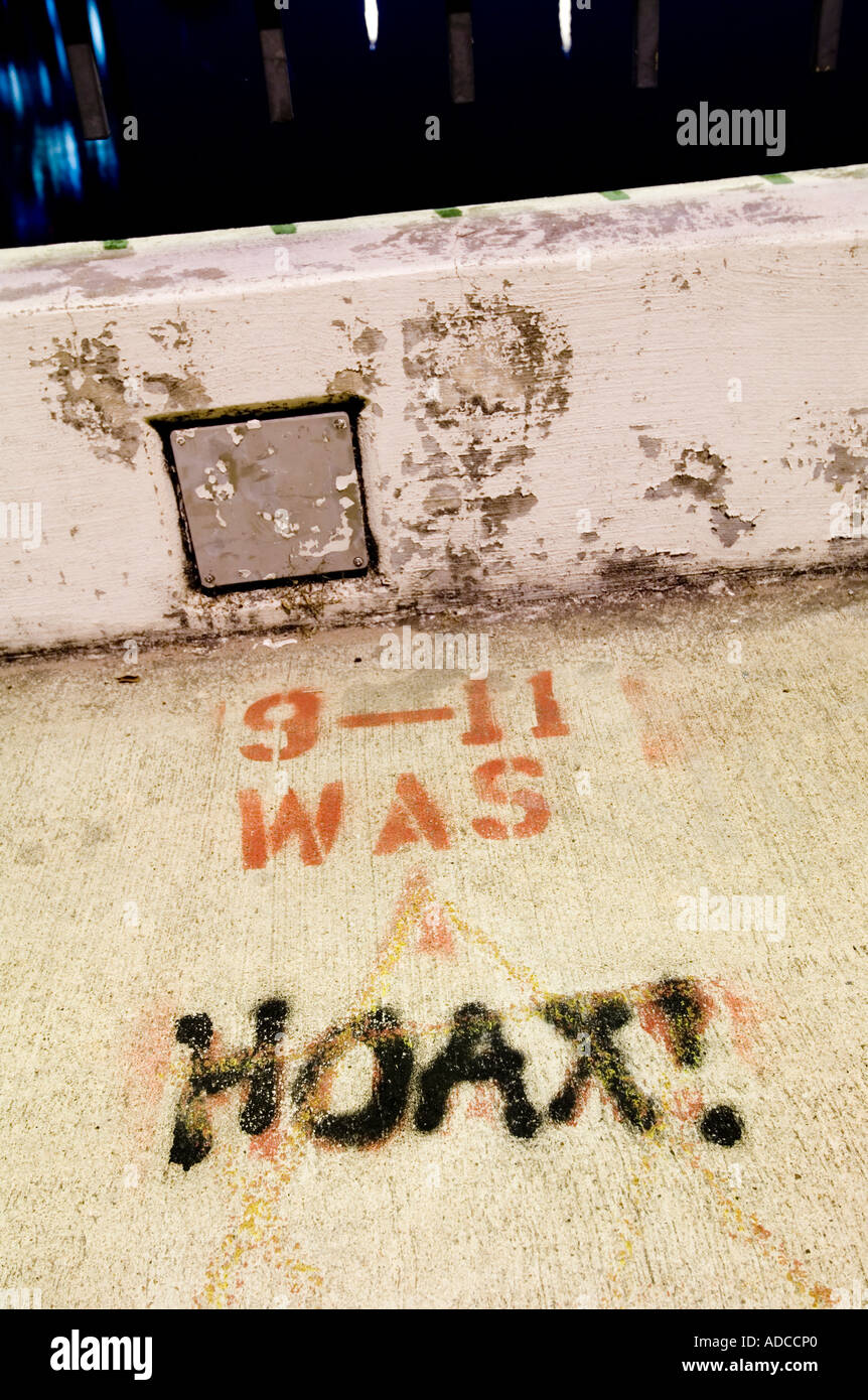 La théorie du complot de l'écriture graffiti griffonné sur la 1re Rue Pont sur Town Lake à Austin TX lit 9-11 était un canular Banque D'Images