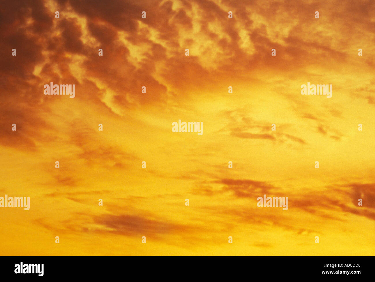 Nuages dans le ciel coucher de soleil jaune Banque D'Images