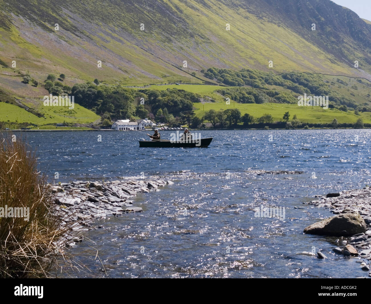 Tal-y-Llyn Lake avec des hommes à partir d'un bateau de pêche dans le Parc National de Snowdonia '' Mid Wales UK. Banque D'Images