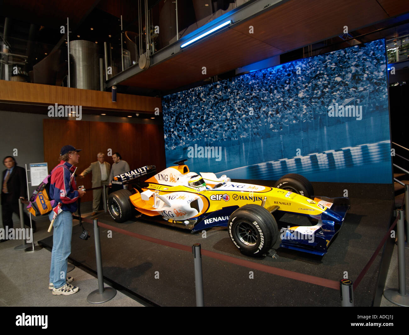 Fan de course à la recherche chez Renault F1 voiture de Formule 1 sur l'affichage dans la salle d'exposition phare renault Banque D'Images
