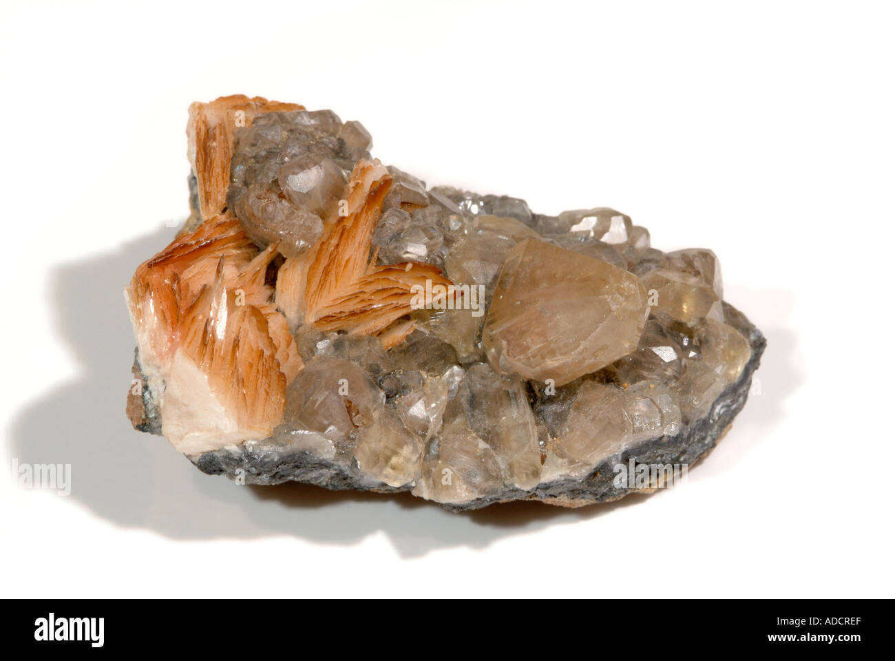 La cérusite cérusite, minéraux cristaux avec bord rouge cristaux de baryte teinté, Mibladen, près de Midelt, Maroc Banque D'Images