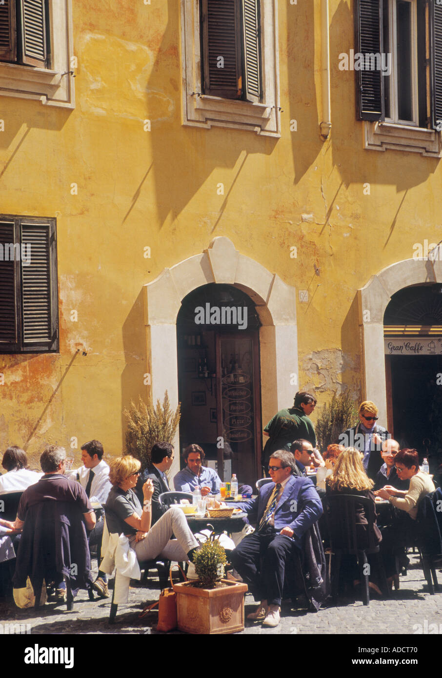 Rome Italie Cafe vie dans la Piazza di Pietra Banque D'Images