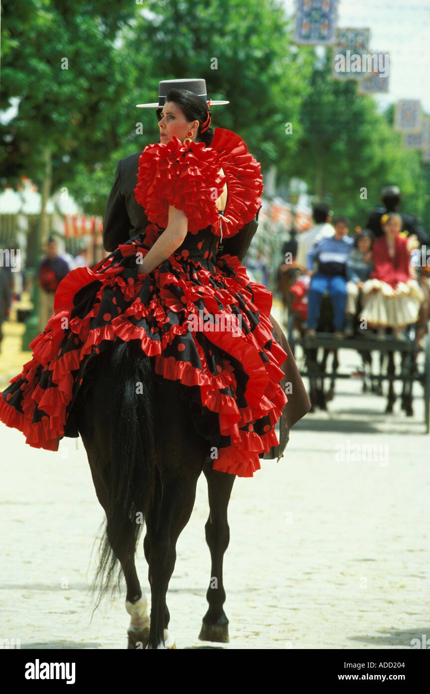 Femme en robe traditionnelle andalouse sur le dos d'un cheval à la foire  d'Avril de Séville Andalousie Espagne Photo Stock - Alamy