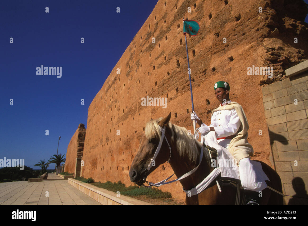 Monté à l'extérieur de la mosquée Hassan sentry et l'entrée au Mausolée de Mohammed V Rabat Maroc Banque D'Images