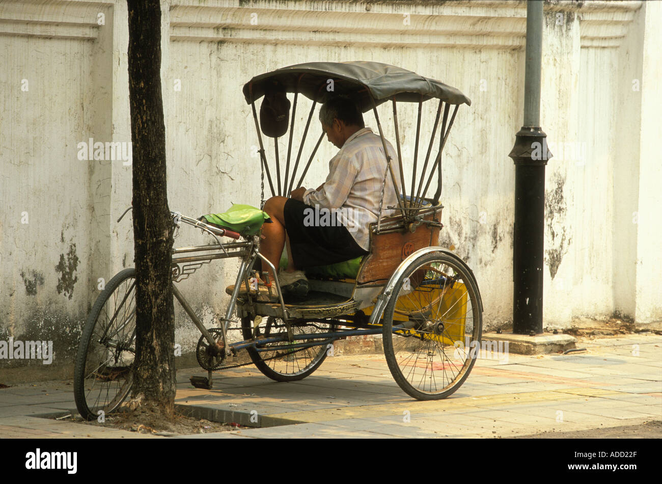Un samlor un vélo taxi et son pilote sur le trottoir dans le vieux  centre-ville de Chiang Mai, Thaïlande Photo Stock - Alamy