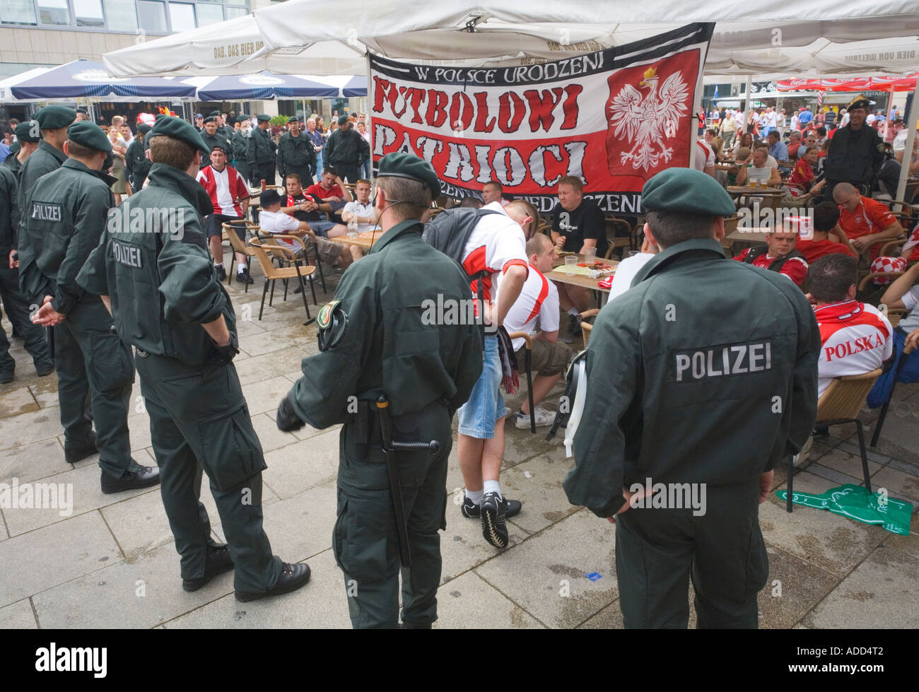 La police allemande ont encerclé des fans de football polonais qui avaient ont saccagé dans un café de la rue avant le match de coupe du monde l'Allemagne contre la Pologne Banque D'Images