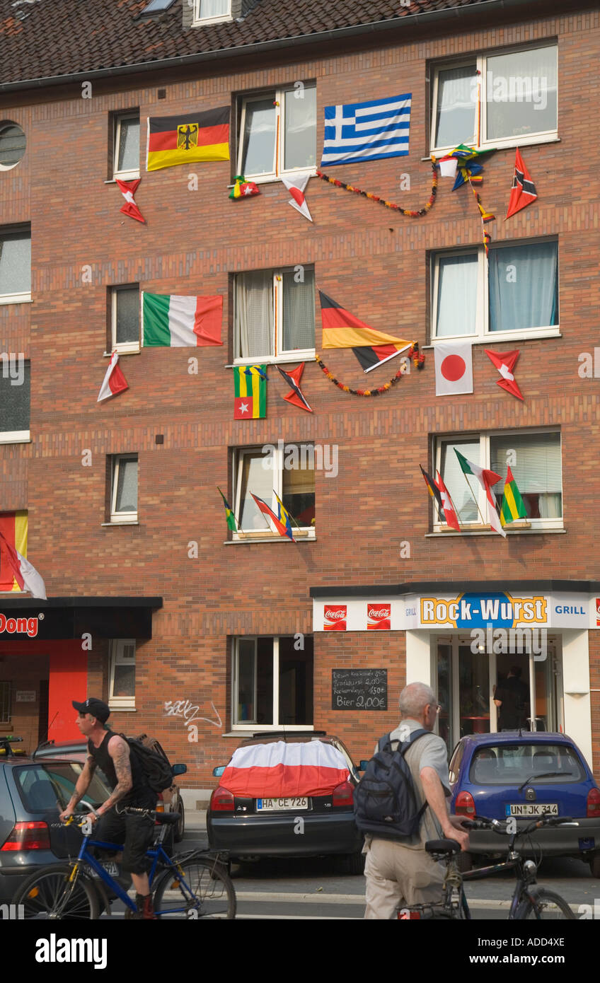 Un quartier résidentiel maison est décorée avec des drapeaux et bannières Banque D'Images