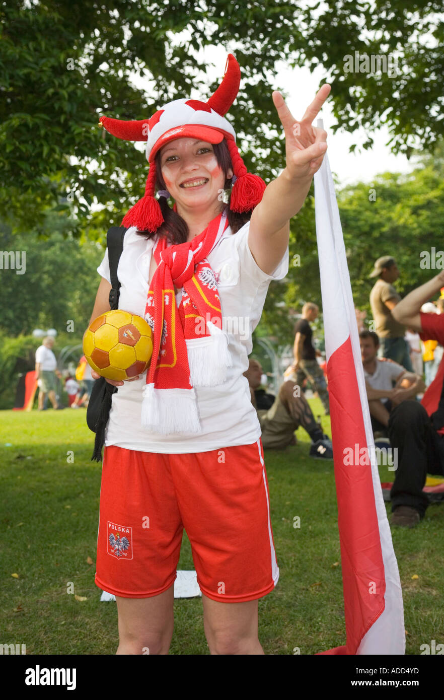 Une femme fan de football polonais souriant dans la bonne humeur Banque D'Images