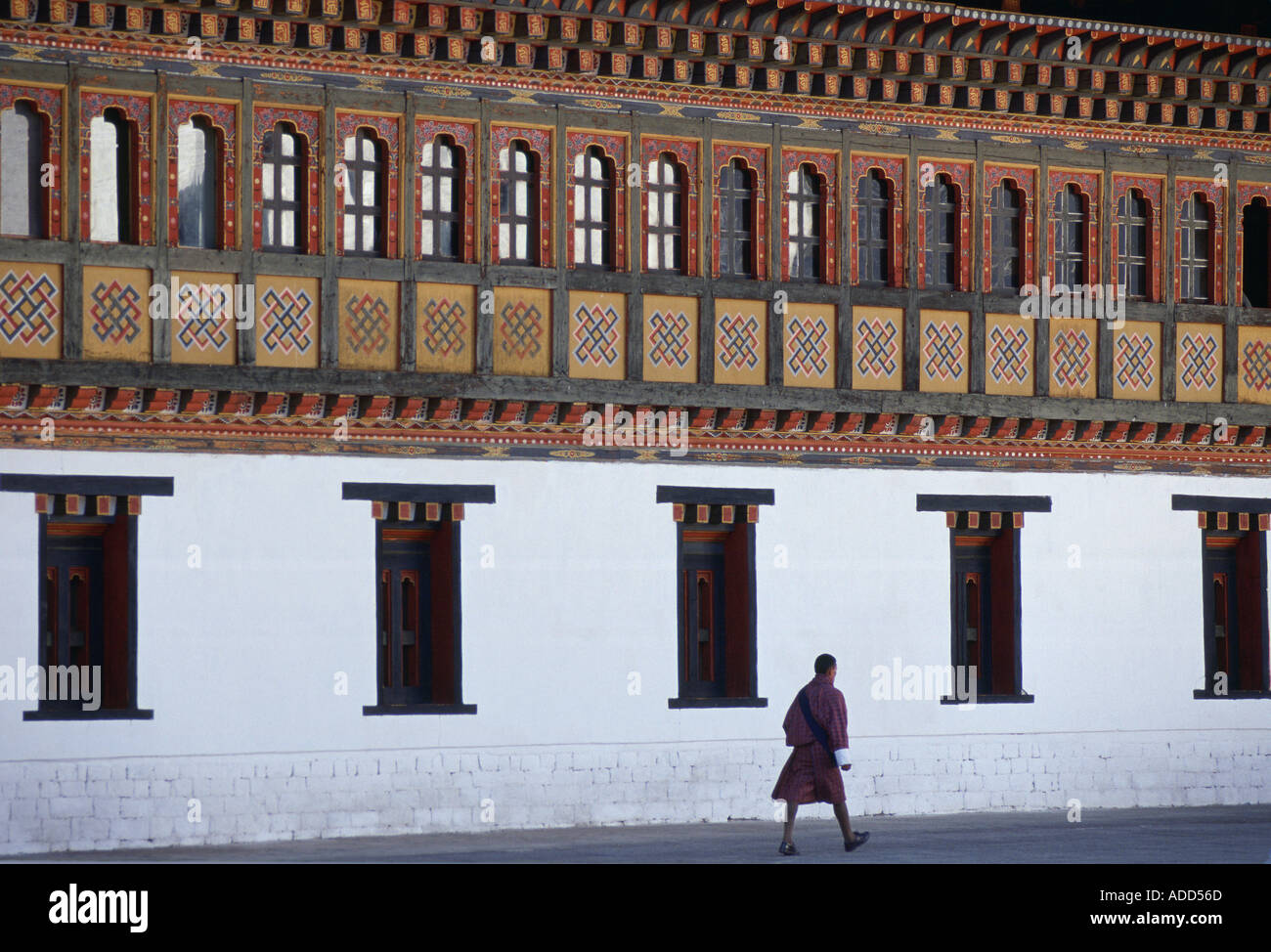 Homme marchant à Tashichho Dzong accueil de Gouvernement Palais Royal et centre religieux à Thimpu Bhoutan Banque D'Images