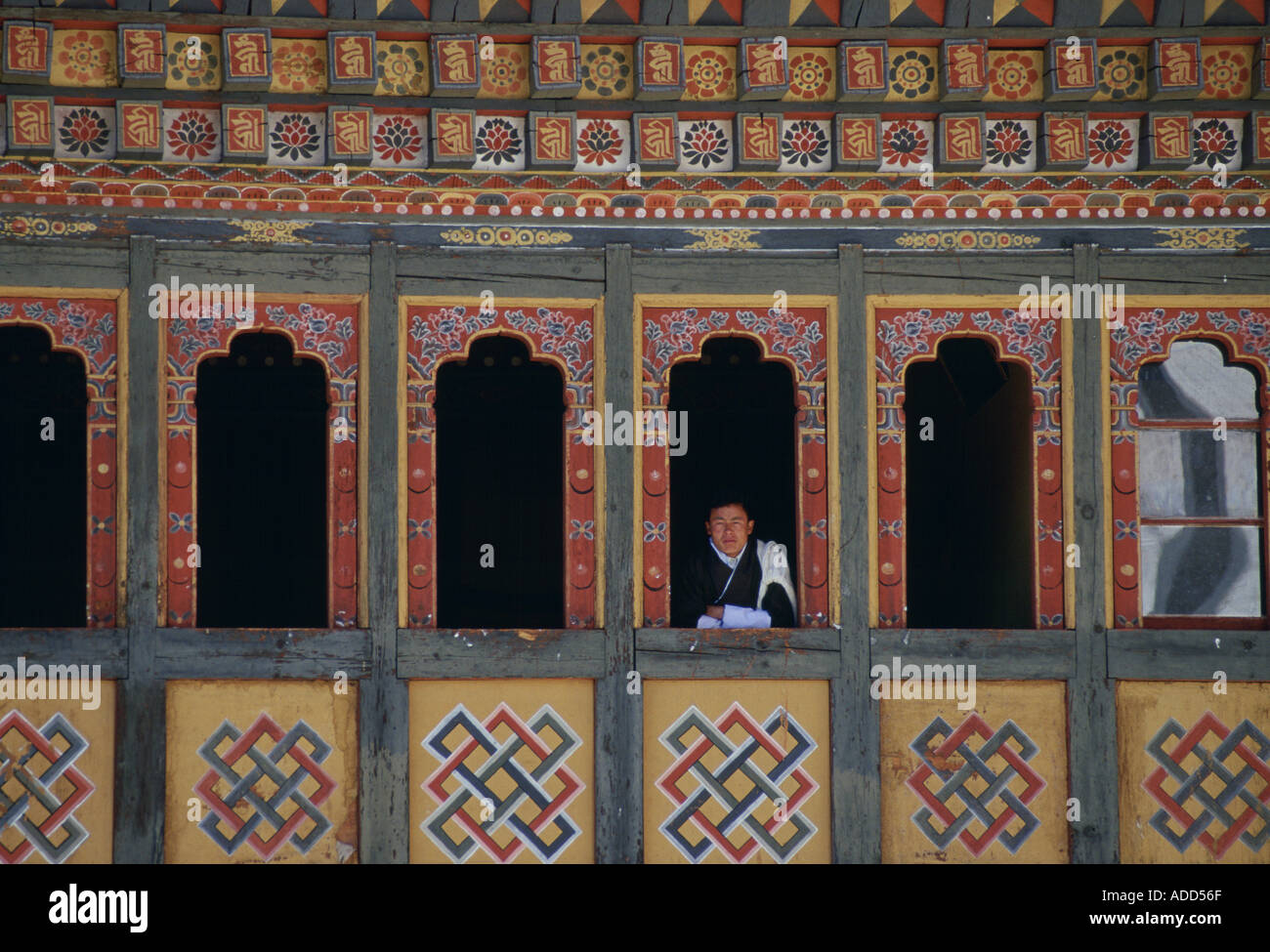 L'homme au guichet à Tashichho Dzong accueil de Gouvernement Palais Royal et centre religieux Thimphu Bhoutan Banque D'Images