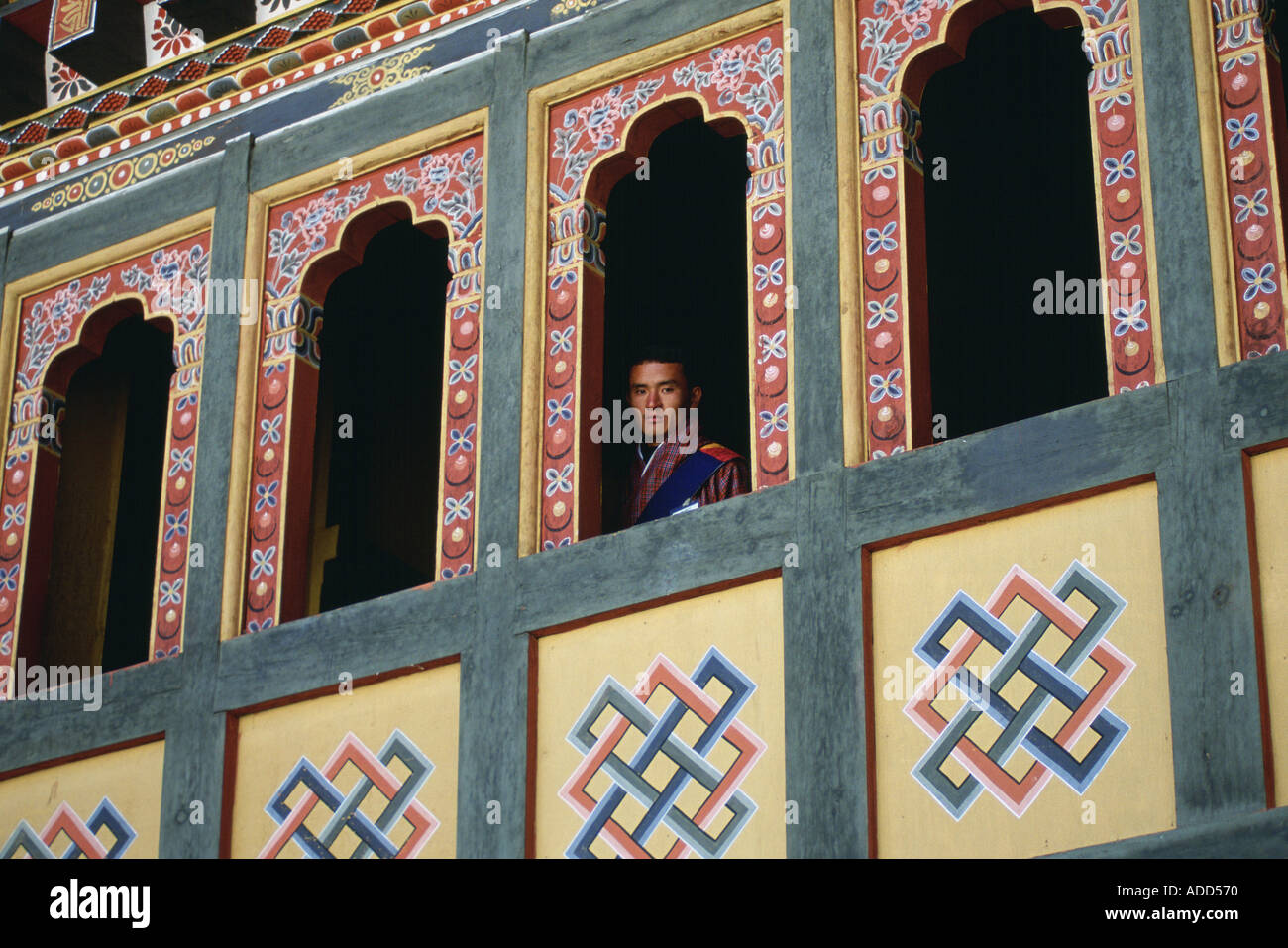 Homme debout à guichet à Tashichho Dzong accueil du gouvernement Palais Royal et centre religieux Banque D'Images