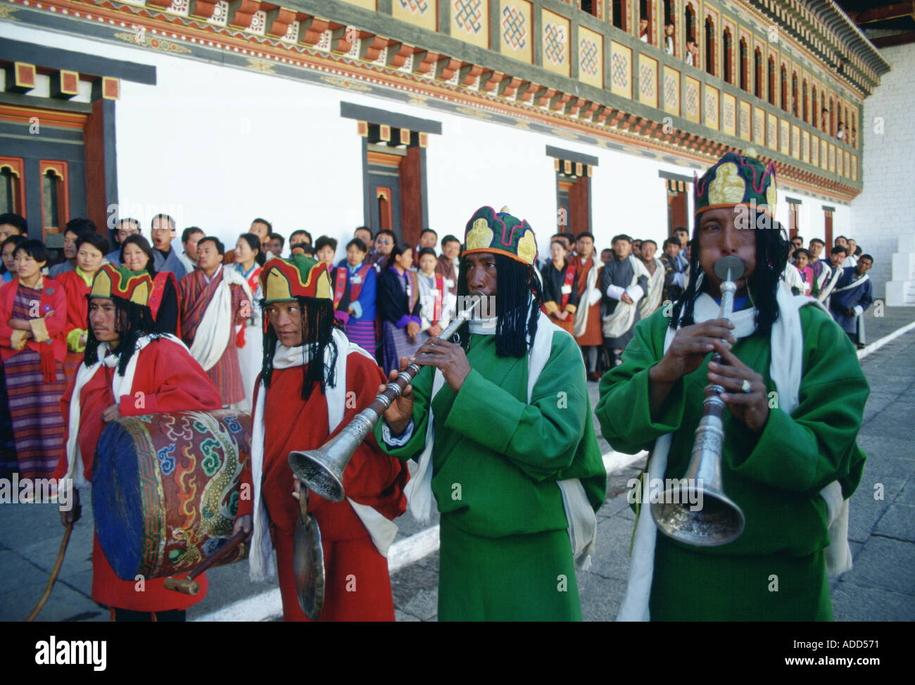 Les musiciens de la procession royale dans Tashichho Dzong à Thimpu la capitale du Bhoutan Banque D'Images