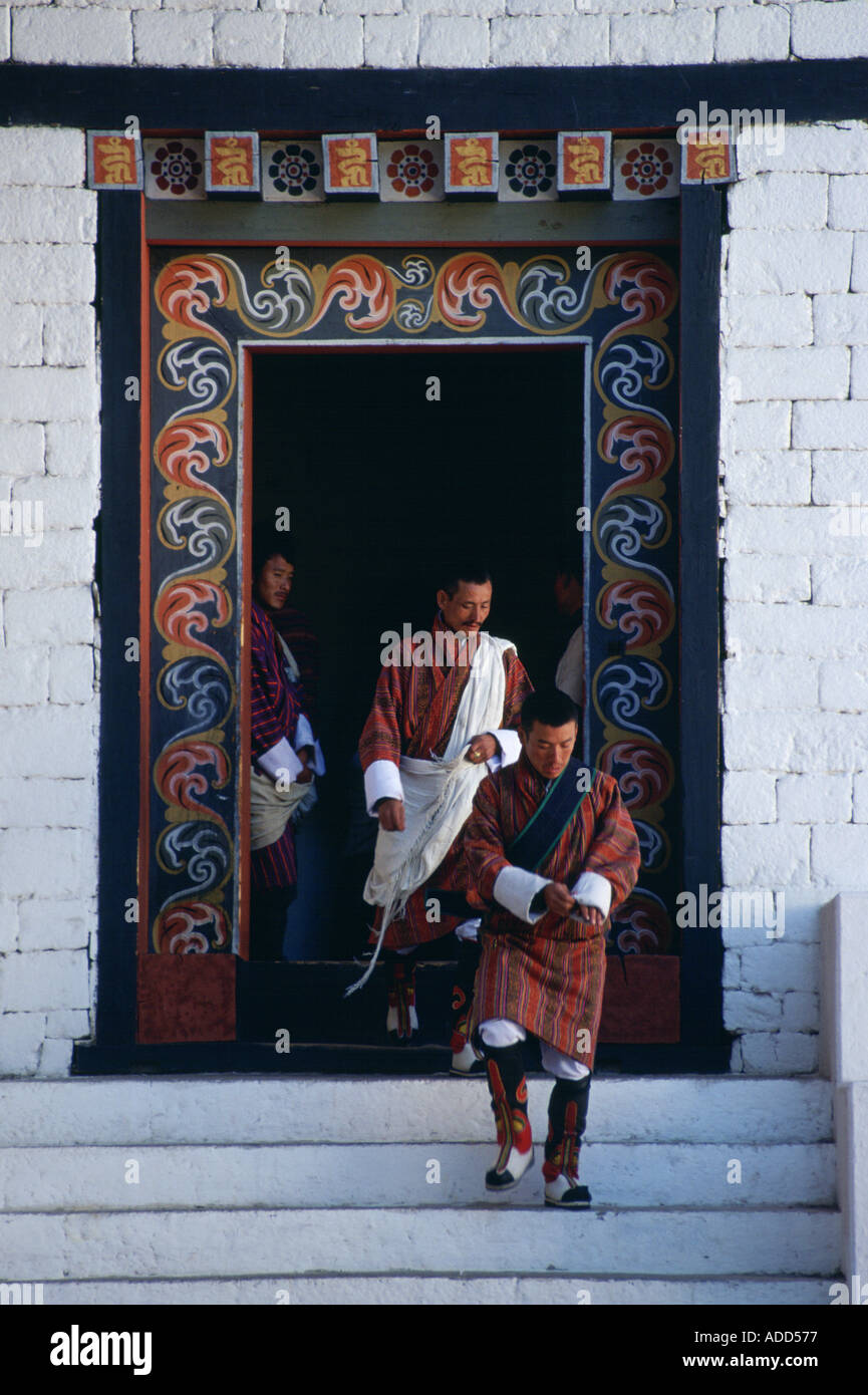 Les fonctionnaires quittent Tashichho Dzong le gouvernement de l'administration à Thimpu Bhoutan Banque D'Images