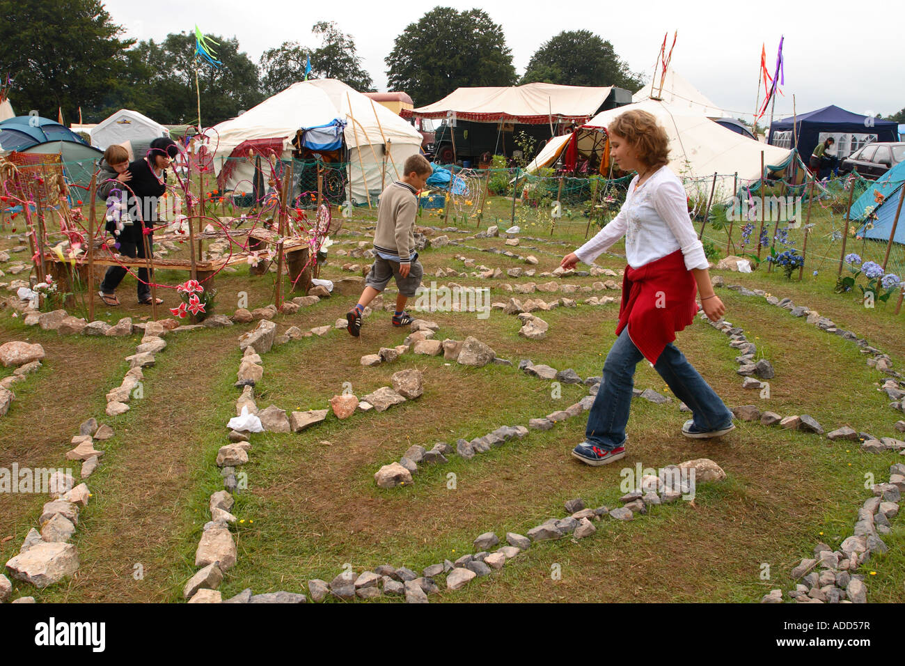Les enfants jouent dans un labyrinthe de Pierre le Grand Livre vert de puzzle à rassembler, 2007 Somerset Banque D'Images