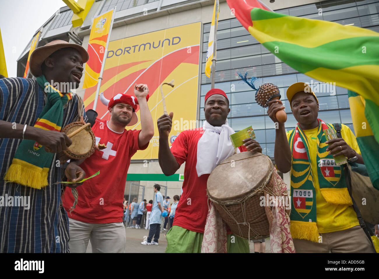 Fans de la Suisse et de l'équipes nationales de football togolais danser ensemble en face de la Dortmund le stade de la coupe du monde Banque D'Images