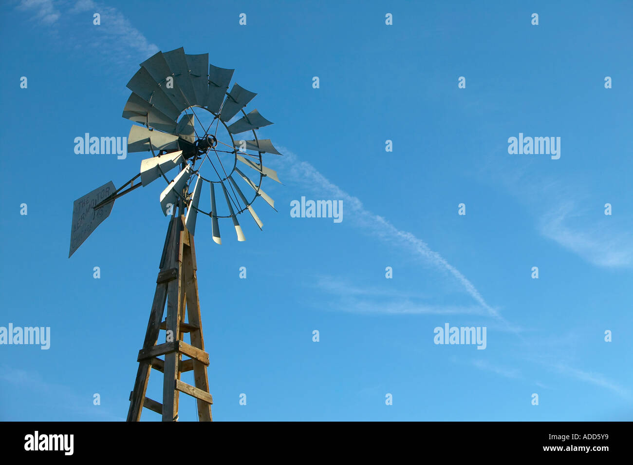 Vieux Moulin Aermotor contre le ciel bleu Banque D'Images