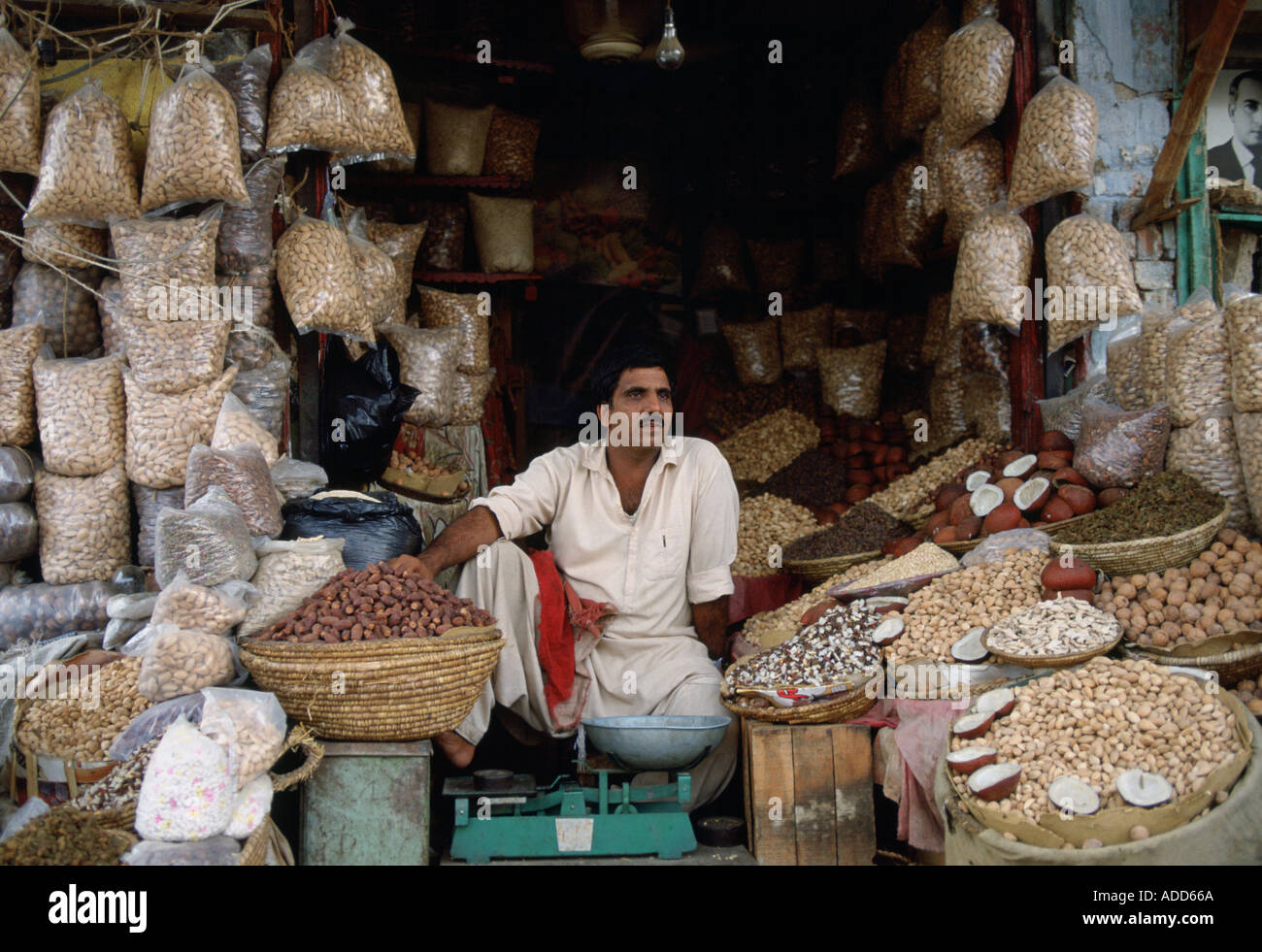 L'homme à Islamabad au Pakistan travailler en boutique vente de fruits et noix Banque D'Images