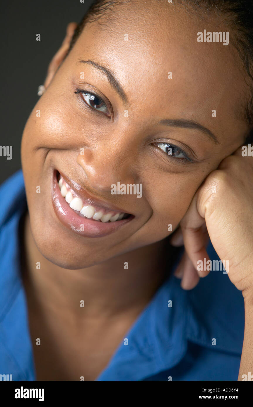 Fin des années '20 black African American female portrait smiling appuyée à la main Banque D'Images